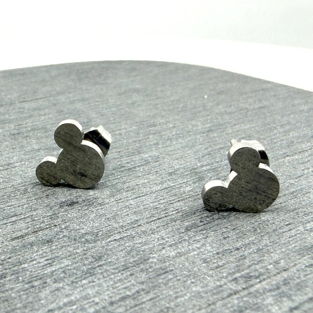 Y2K Minimalist Mouse Silhouette Stud Earrings Silver Tone Whimsical Jewelry Gift